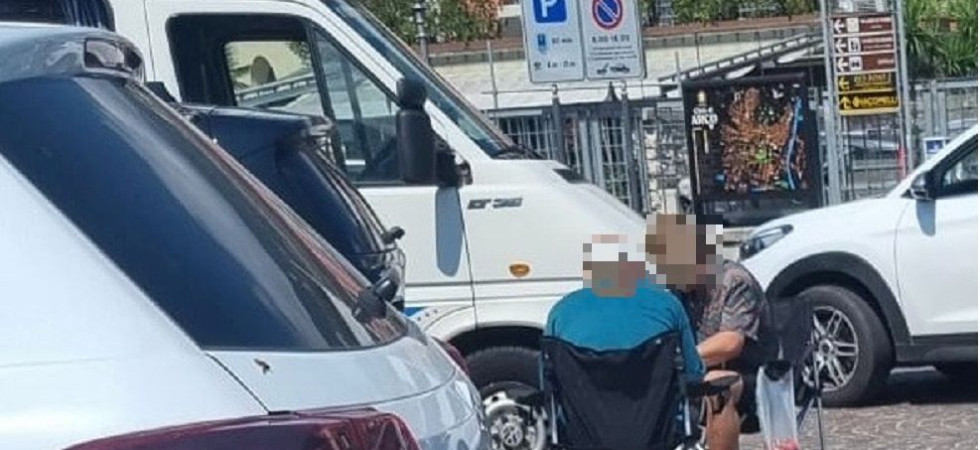 Sedie e tavolini nel parcheggio, il campeggio costa caro